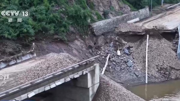 配资网站排名 断桥上架木桥、悬崖上架绳索 救援人员为灾区群众搭建生命通道